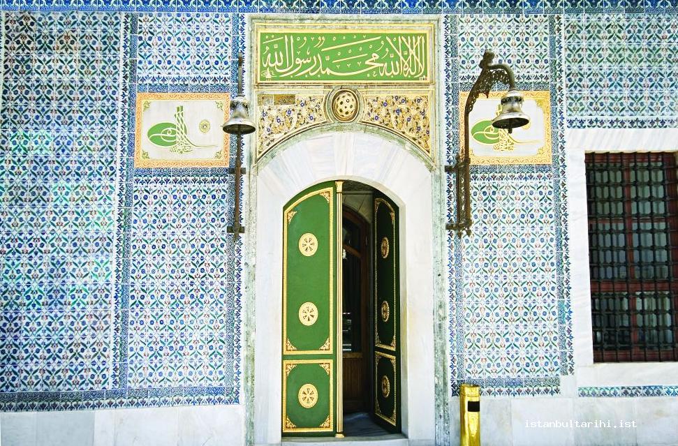 12- Topkapı Sarayı’nda Mukaddes Emanetlerin bulunduğu Has Oda’nın giriş kapısı. Kapı üzerinde III. Ahmed’in celî cülus hat ile kaleme aldığı Kelime-i Tevhid ve altında sultanın tuğrası vardır
