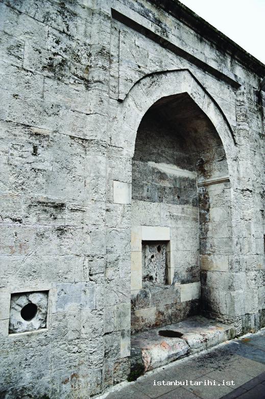 2- Süleymaniye Camii avlu duvarında, Mimar Sinan Türbesi’ne bakan çeşmenin sol tarafındaki sadaka taşı