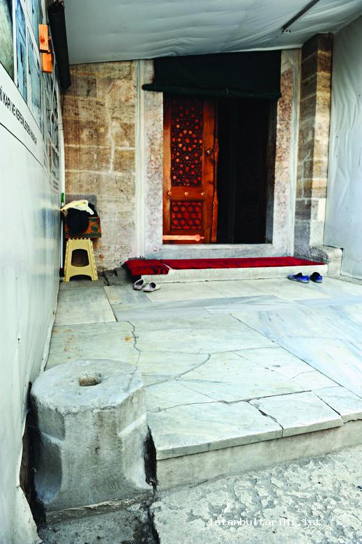 3- Edirnekapı Mihrimah Sultan Camii’nin doğu girişindeki sadaka taşı