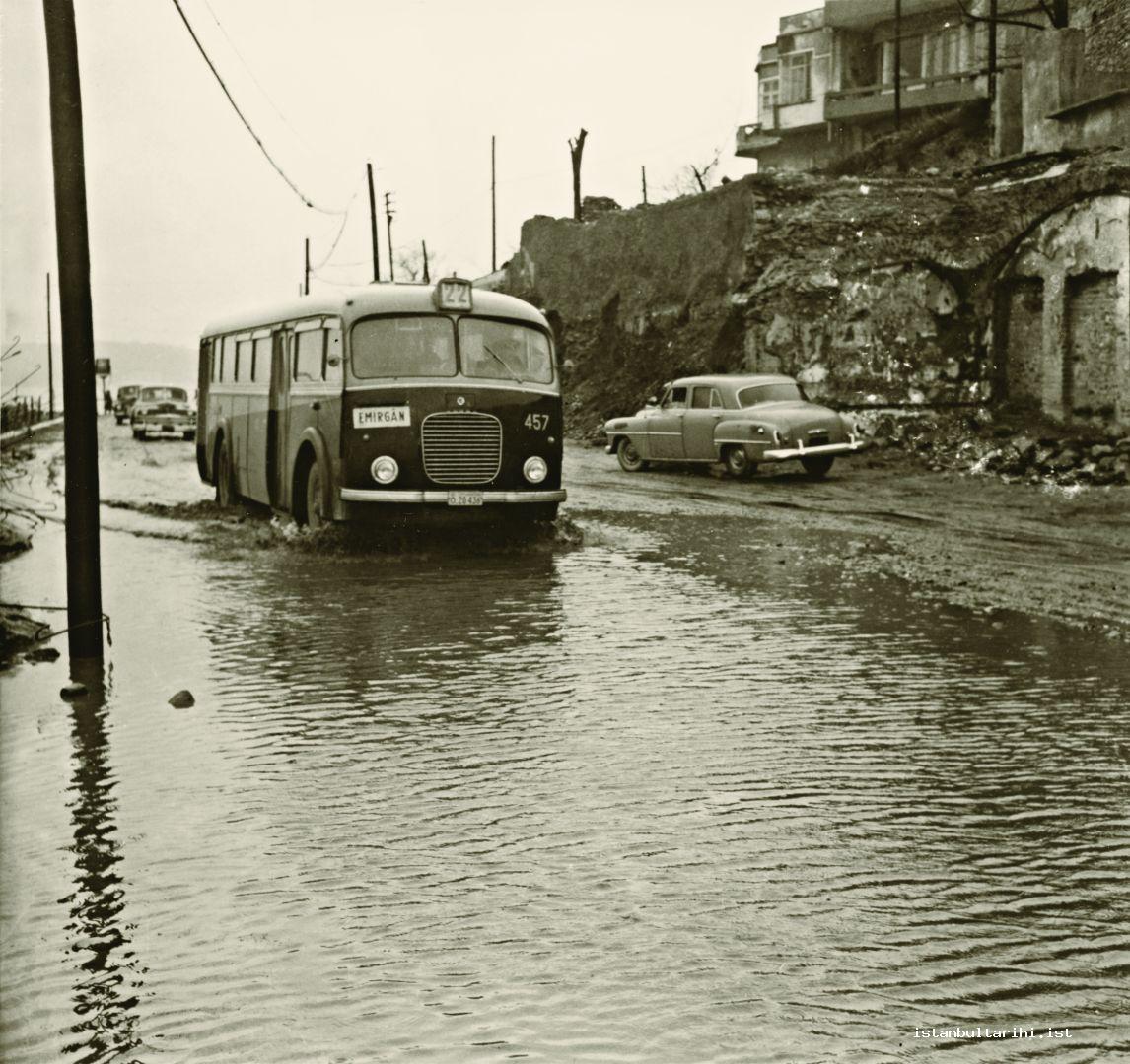3- The flooded roads between Karaköy and Tophane in 1950s (Istanbul Metropolitan Municipality, Kültür A.Ş.)