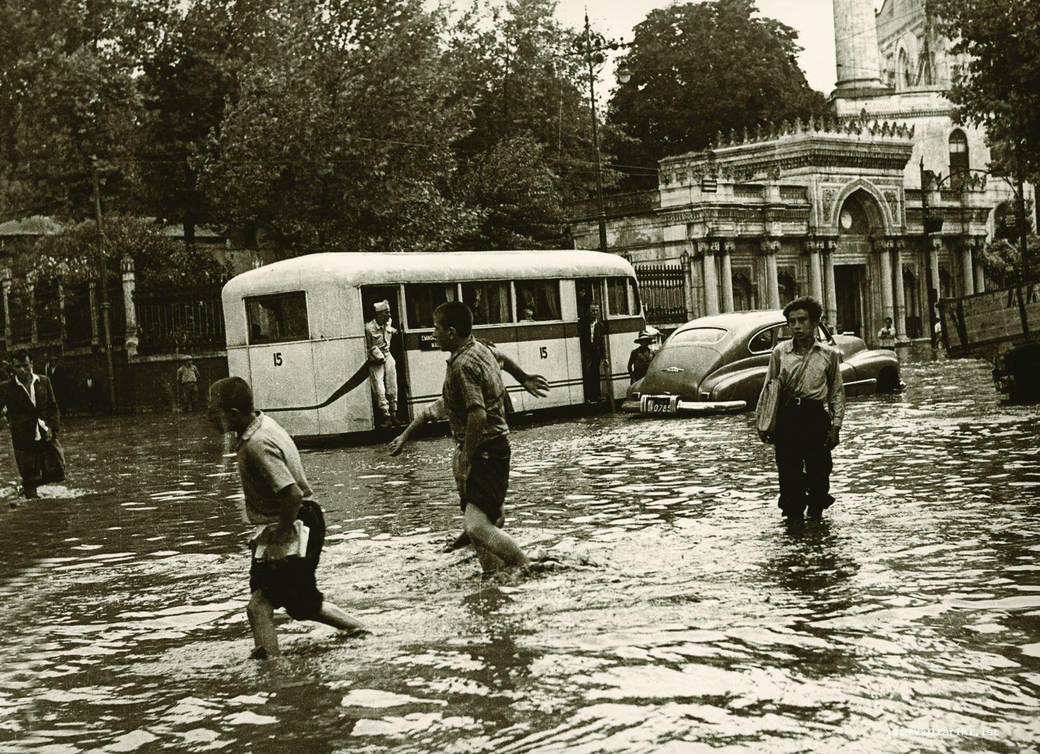 4- 1950’li yıllarda Aksaray’da Pertevniyal Valide Sultan Camii önü ve su içinde kalan belediye otobüsü (İBB, Kültür A.Ş.)