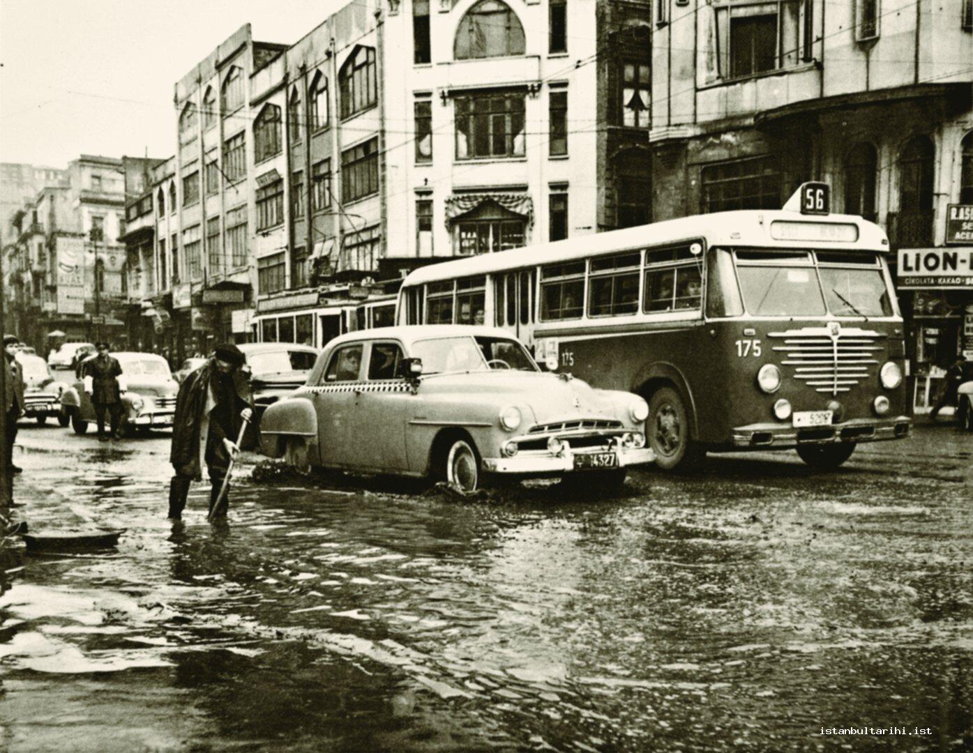 5- Sular altında bir İstanbul caddesi. Arka planda Şişli-Beyazıt dolmuşu (İBB, Kültür A.Ş.)