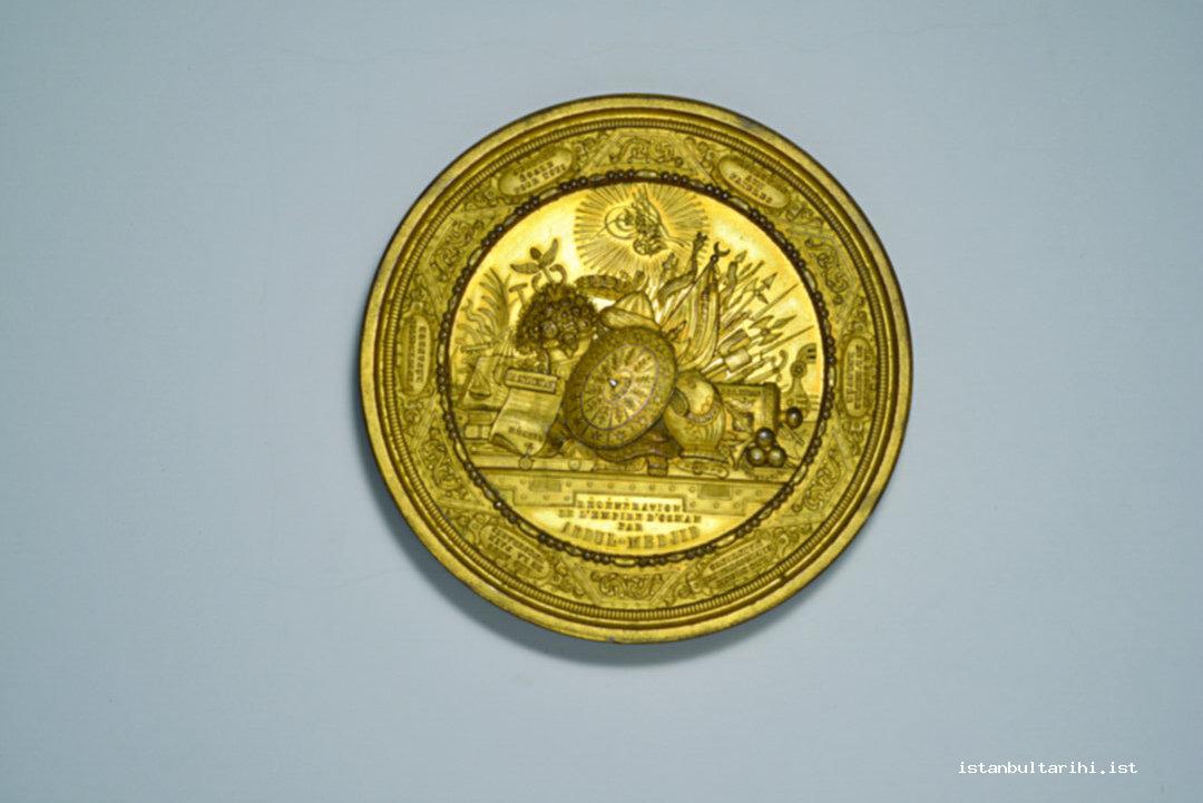 1b- The back of the medallion minted for the memory of the proclamation of Tanzimat Edict (Istanbul Archeology Museum)