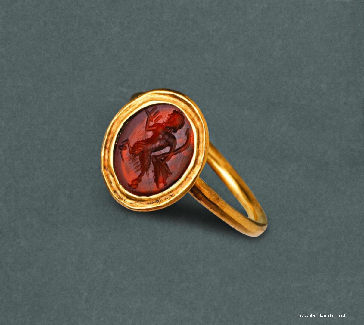 25- Gold ring with carnelian stone