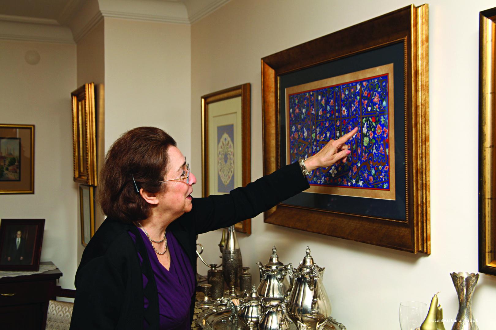 5- Gülbün Mesara is in her house in Çiftehavuzlar. She shows one of the works of her father in the room that she reserved her father.
