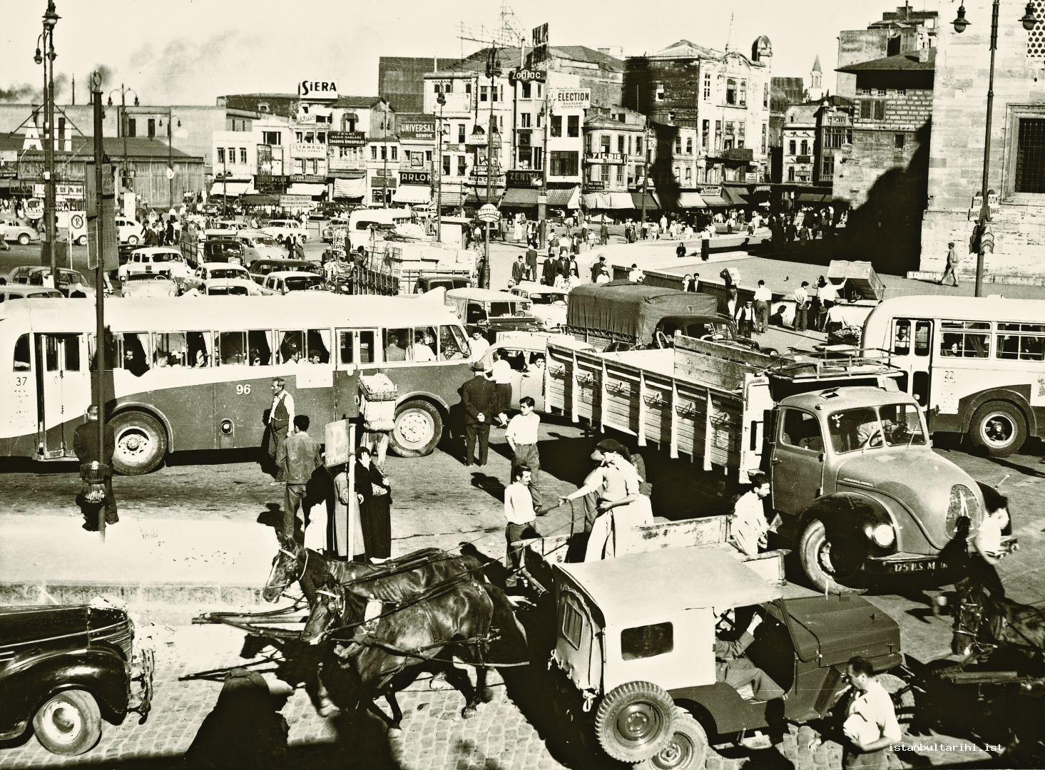 10- Once upon a time Eminönü Square… Trucks, busses, people and carriages are together in one place