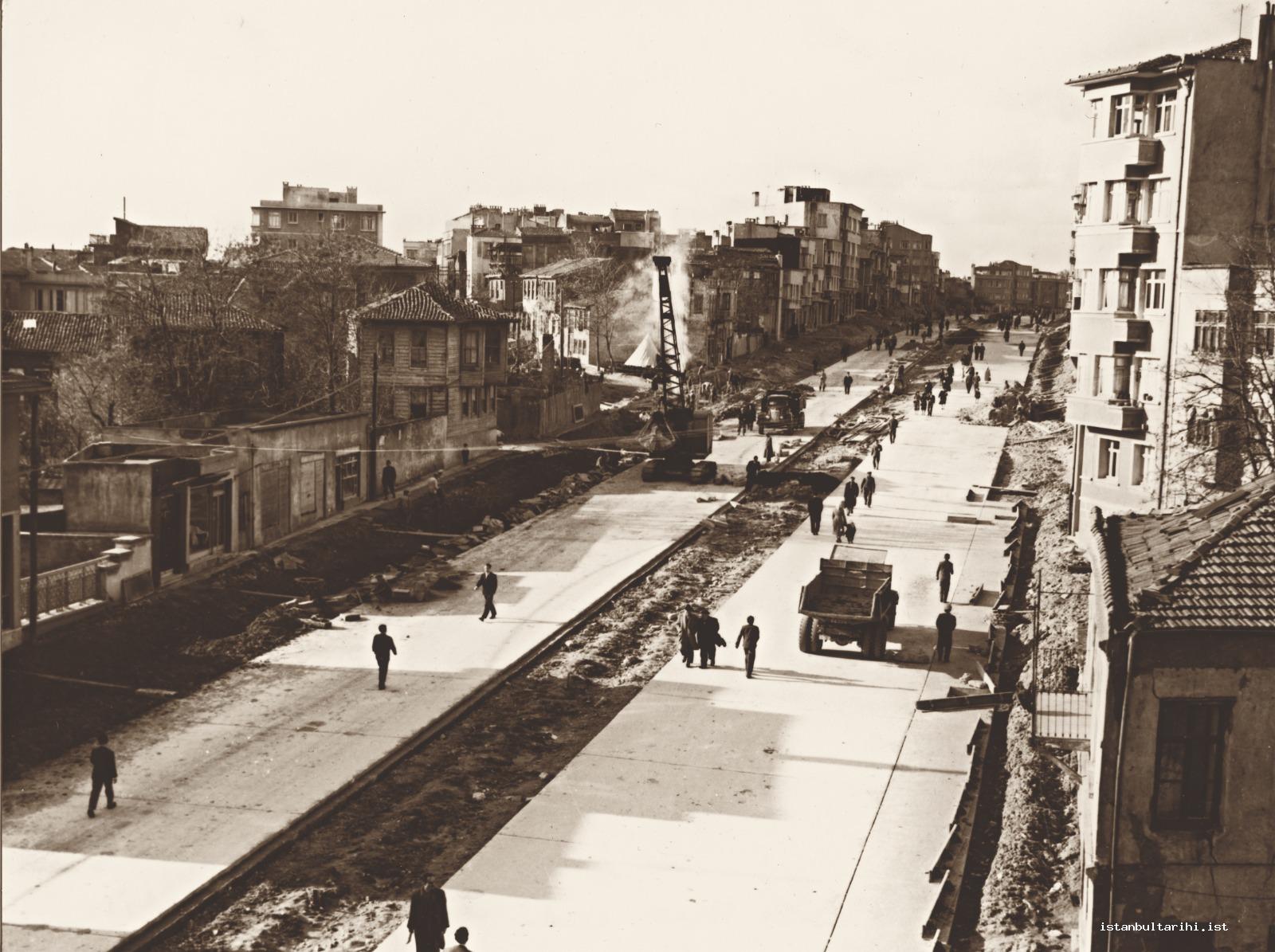 3- The road extending from Edirnekapı to Beyazıt was actually a part of historic Divanyolu. During the works of public development, it was turned into a 30-meter wide
    avenue with a meridian strip. The part of this avenue between Edirnekapı and Macar Kardeşler Street (Hungarian Brothers Street) is known by the name “Fevzipaşa Street.”