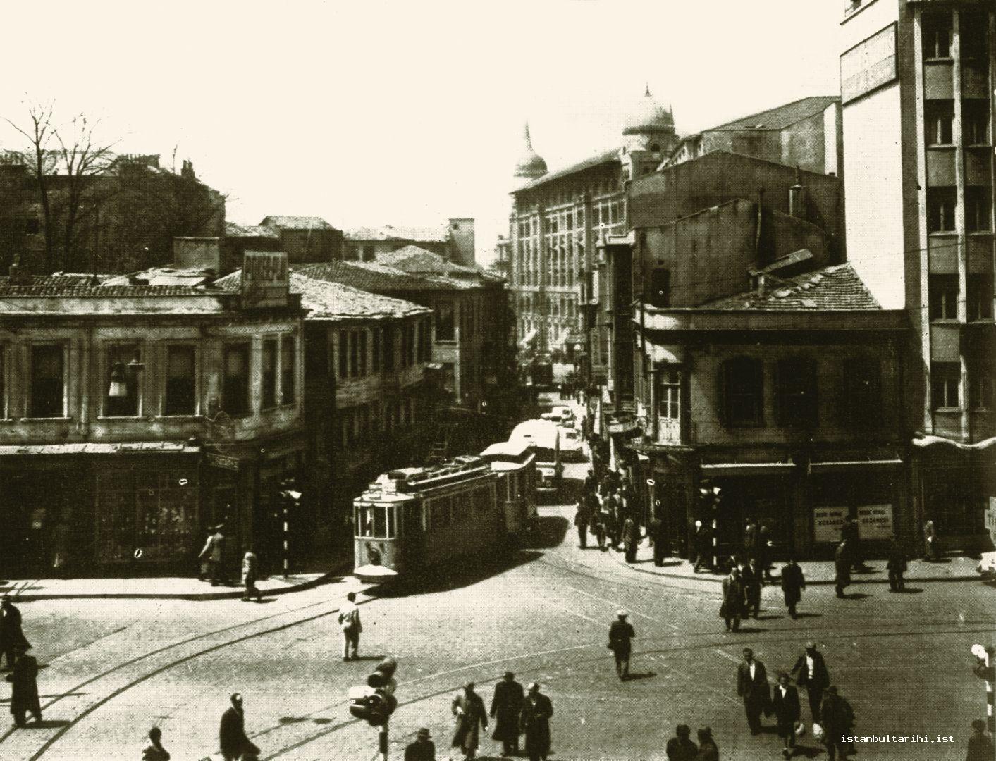 7- Sirkeci Square: The Fourth Endowment Han, a work of Architect Kemaleddin Bey is in the back. This square has also gotten its share from the urban planning operations. The tram passing from Bahçekapı and about to turn on Ankara Street should be the tram working between Maçka and Beyazıt. (<em>İstanbul’un Kitabı</em>)