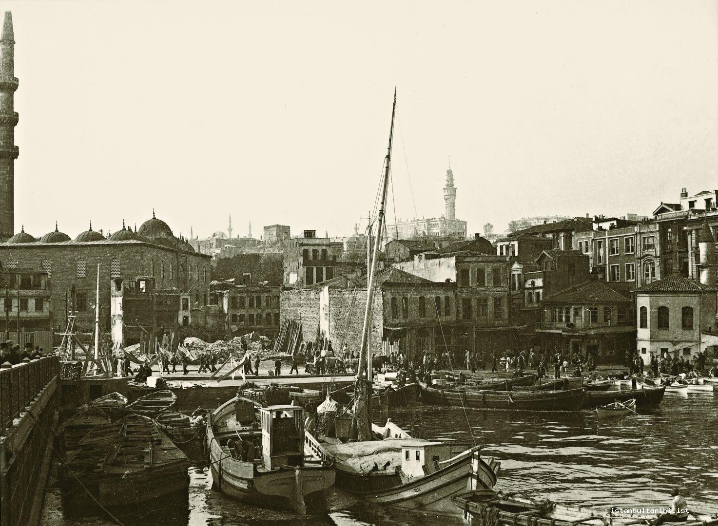 11- The view of Eminönü Square before it was opened and expanded. The Fish Market which was one of the characteristic places of Istanbul and demolished in 1950 is seenon the right side of picture.