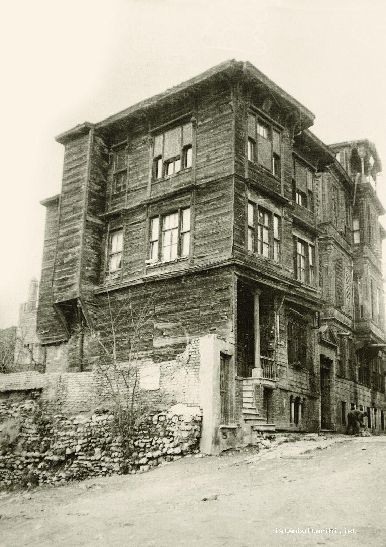 6- An old mansion in Istanbul. Today there is probably a concrete pile in place of this elegant mansion in which, who knows, what kind of people once lived.
