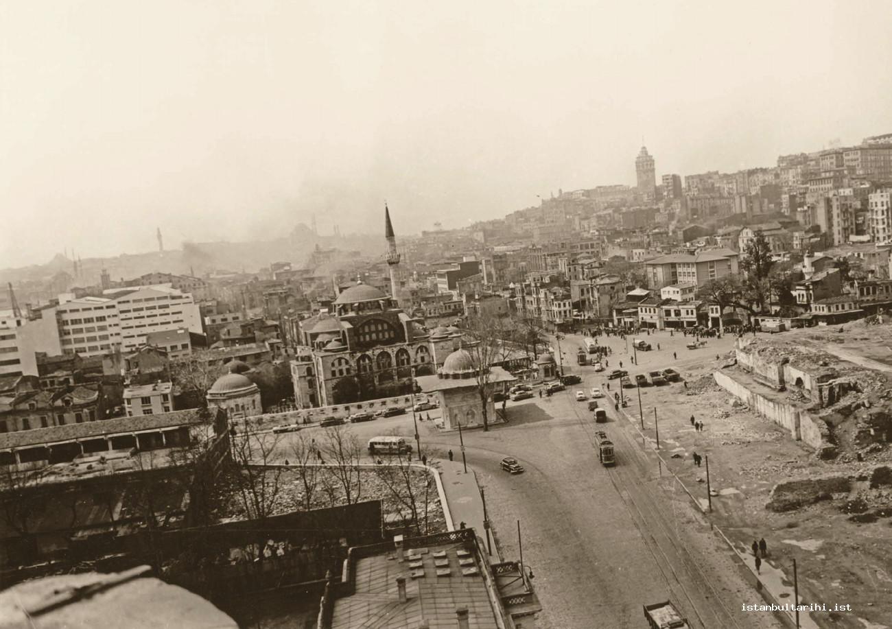 8- Tophane Square… On the right side, demolitions were completed. Kılıç Ali Paşa Mosque a work of Architect Sinan is seen in the front and the indistinct historical skyline of Galata and Istanbul are in the back. Süleymaniye Mosque, Beyazıt Fire Tower, Beyazıt Mosque…