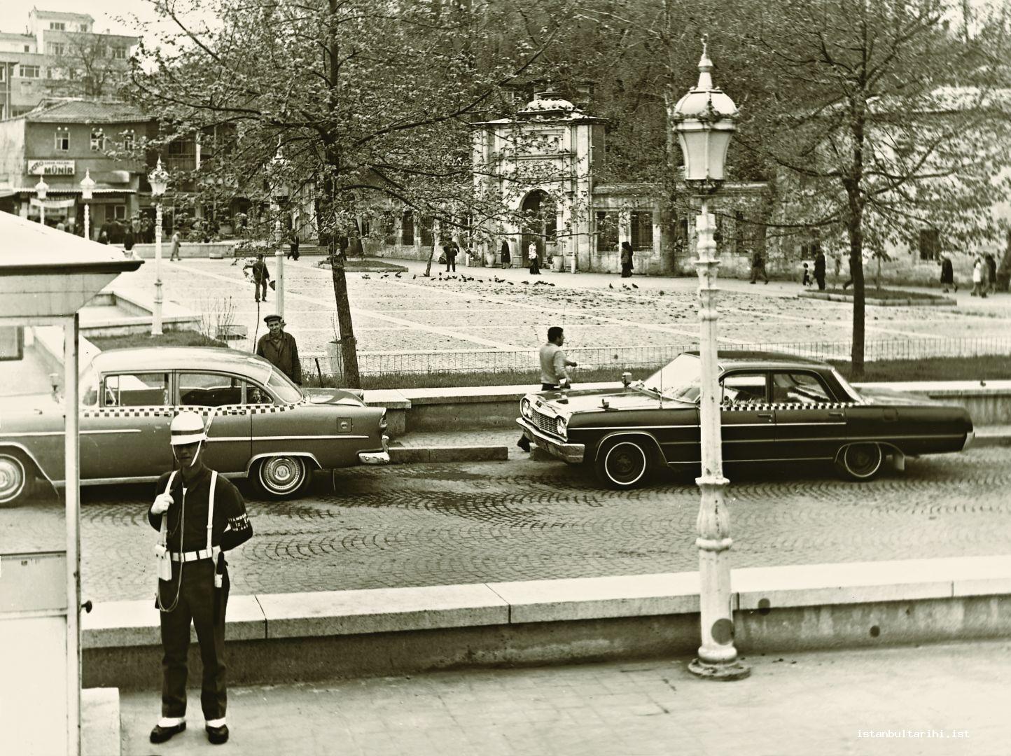 11- Eyüp Sultan Camii Meydanı. 1970’lerde çekilmiş bir fotoğraf olmalı. Bu meydanın bugünkü görünüşü çok farklıdır