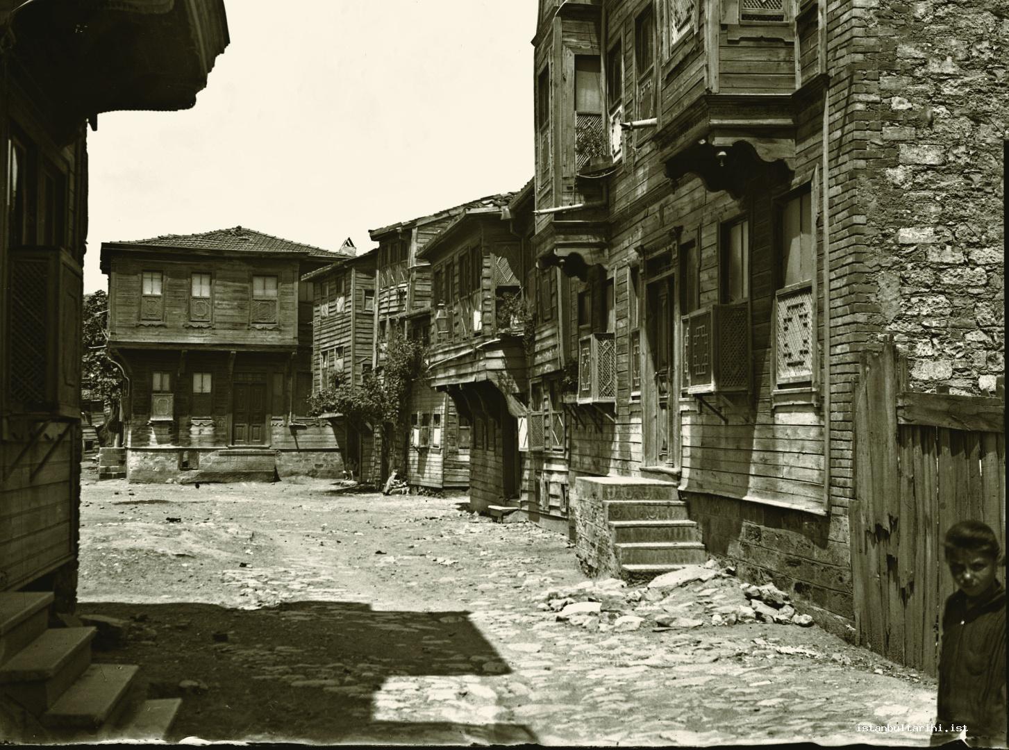 4- İstanbul’da yok olan bu ahşap evler, İstanbul estetiğinin belirleyici öğeleriydi. Gelecek nesillere bir zamanlar nasıl bir şehirde yaşadığımızı gösterebilmek için sur içinde hiç değilse birkaç mahalle olduğu gibi korunmalıydı