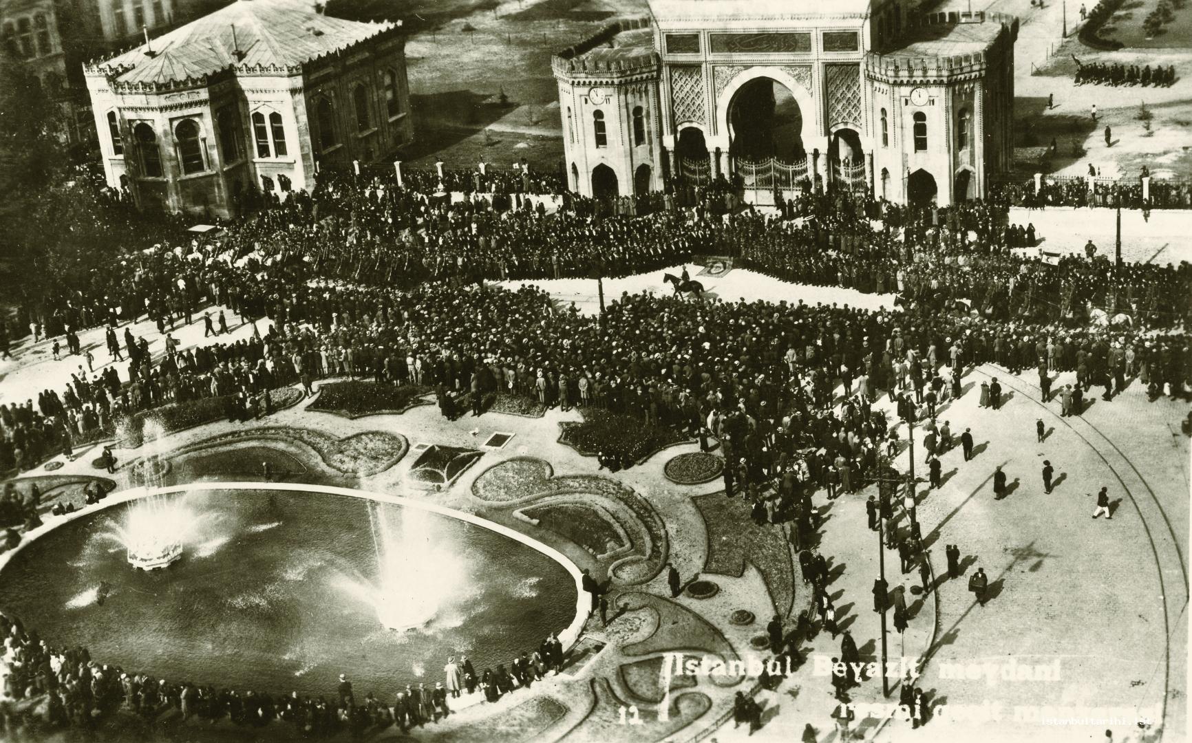 6- A festival ceremony in the Beyazıt Square which was used as an area for
    ceremonies. In this picture taken from the minaret of Beyazıt Mosque, the Pool of
    Haydar Bey which has become the subject of Saik Faik’s “Havuzbaşı” novel is seen
with all its magnitude.
