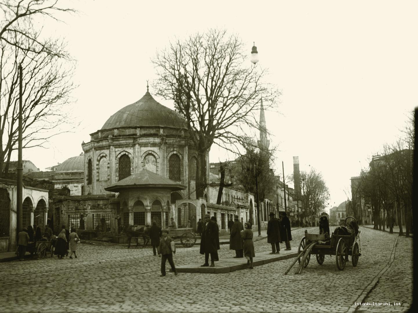 9- Divanyolu’nun Avrupalı ressamlar ve fotoğraf sanatçıları tarafından çok sevilen bir köşesi. En solda Çorlulu Ali Paşa Medresesi’nin haziresi, Sinan Paşa sebili ve türbesi. Arka planda Atik Ali Paşa Camii ve Çemberlitaş. Cumhuriyet’in ilk yıllarında çekildiği anlaşılan bu fotoğrafta, İstanbul’un ana arteri olan Divanyolu’nun tenhalığı şaşırtıcı