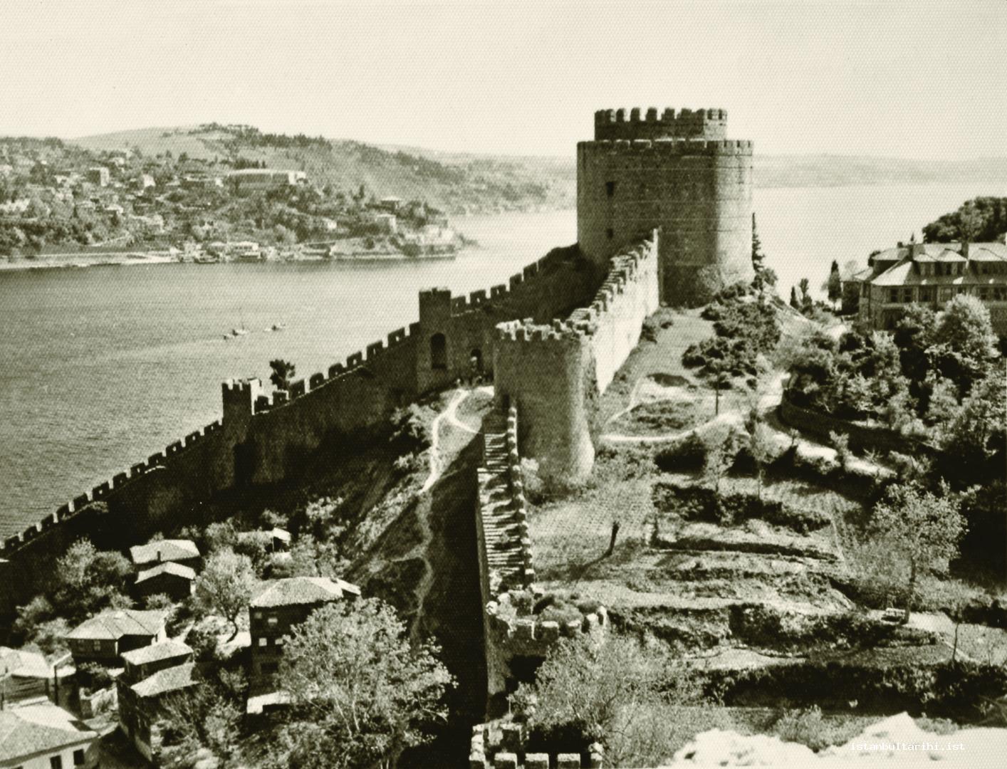 8- Rumelian castle. This magnificent structure which had been neglected for long years was restored in honor of the 500<sup>th</sup> anniversary of the conquest. During the restoration works, the neighborhood formed from wooden houses and the mosque seen in the picture were demolished and the historical character of the castle was greatly damaged.
