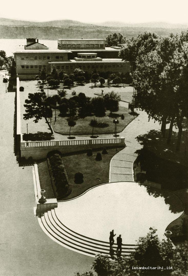 12- The view of Taksim Garden and Municipality Club in 1940s. Currently there is Ceylan Intercontinental Hotel in place of the club (Cumhuriyet Devrinde İstanbul)