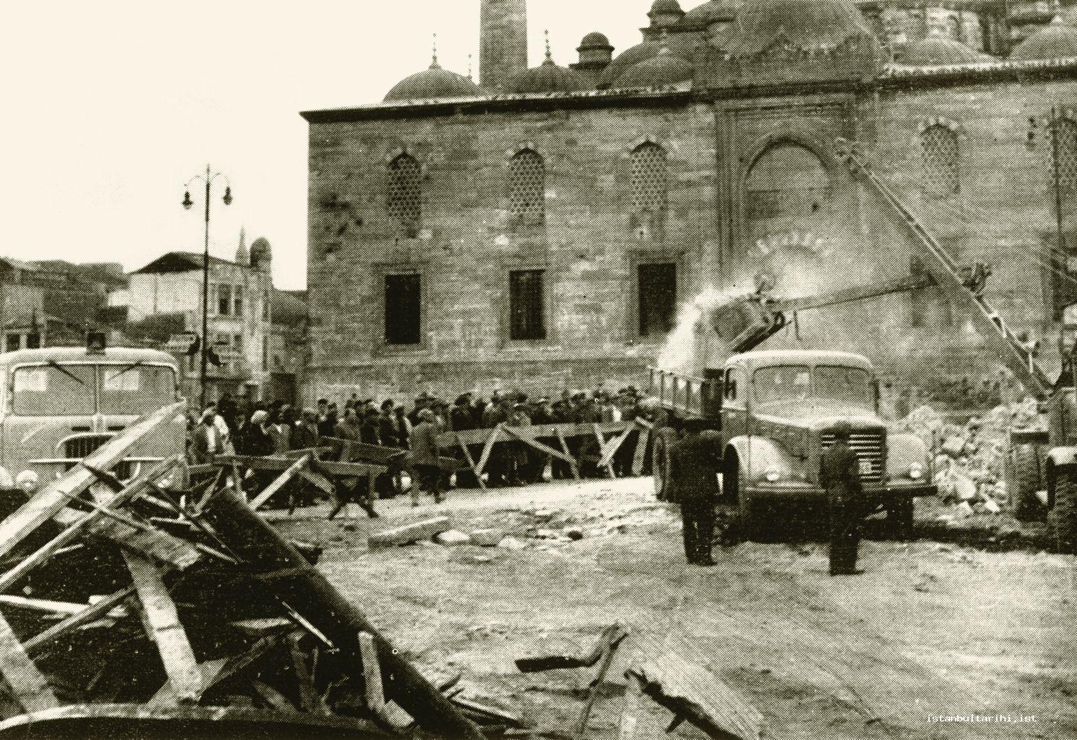 5- A photograph taken during the works of removing the old and shabby building around New Mosque in Eminönü Square (<em>İstanbul’un Kitabı</em>)