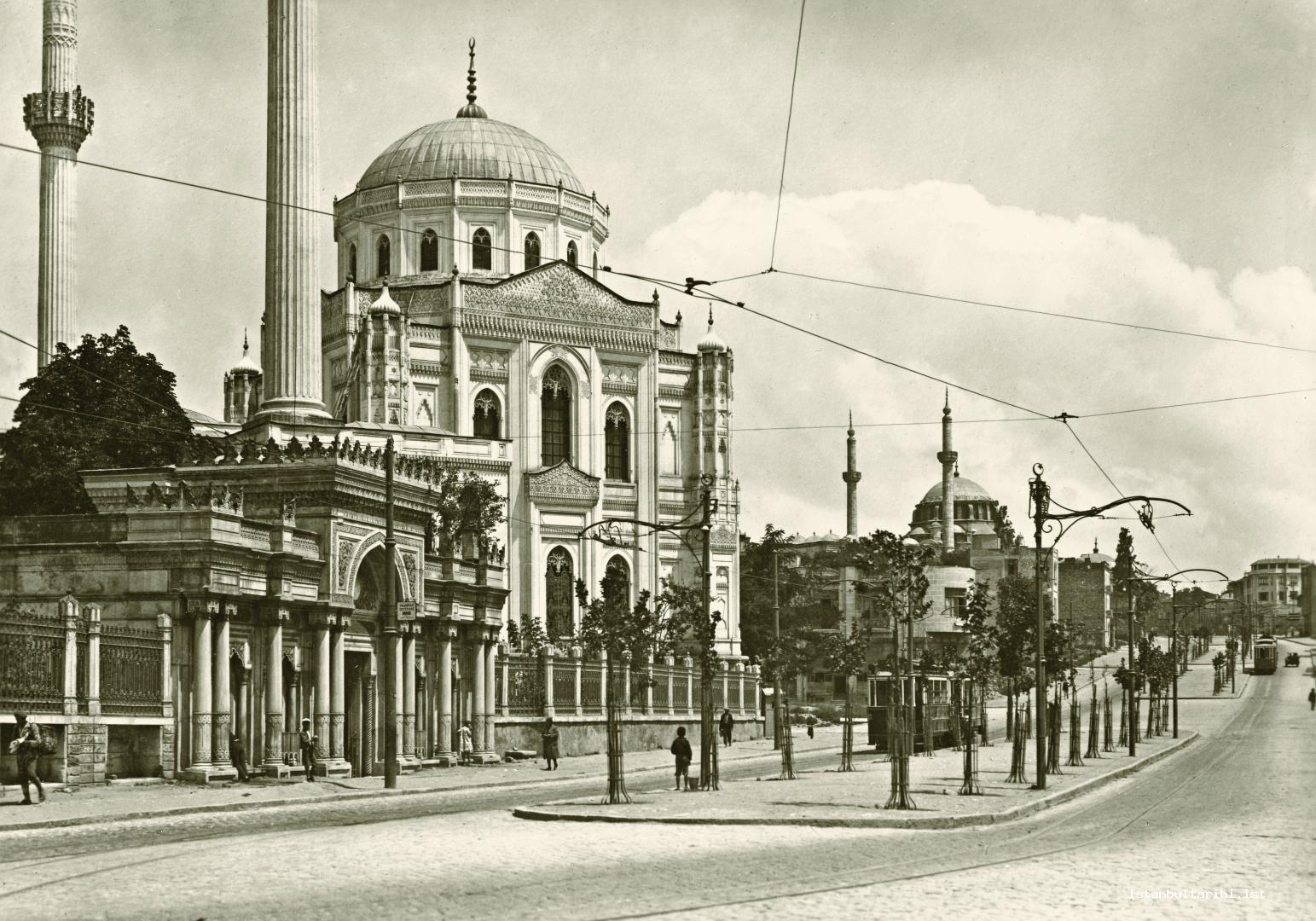 6- Aksaray. Pertevniyal Valide Sultan Mosque is on the front and Laleli (Sultan Mustafa III) Mosque is in the back.