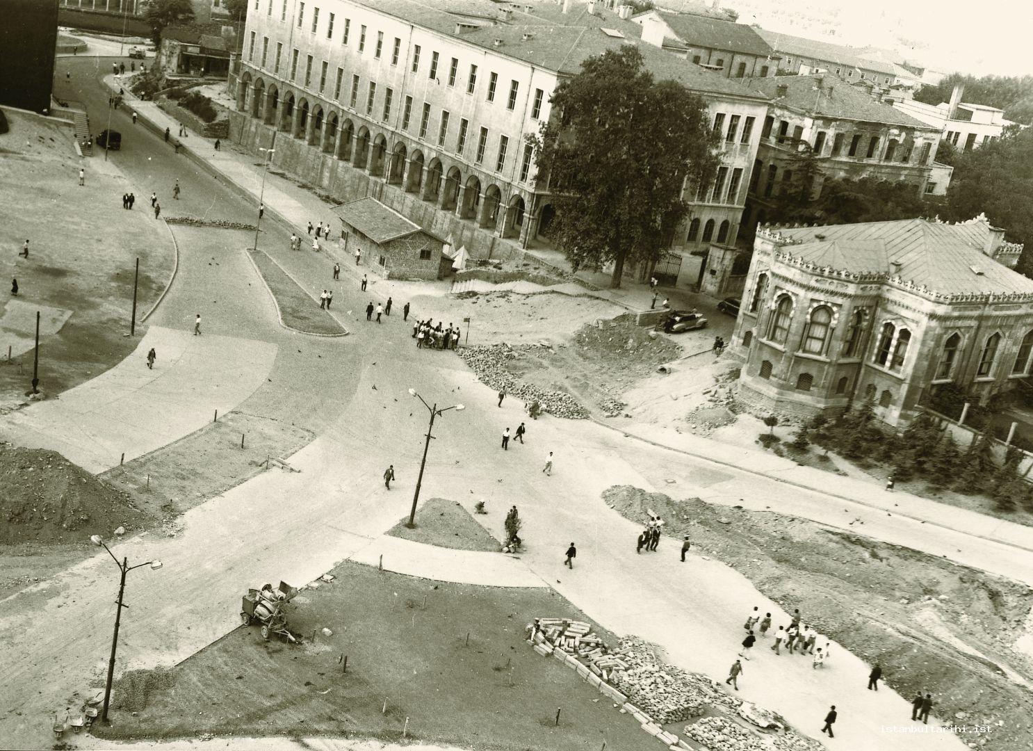 9- Beyazıt Square before Turgut Cansever’s pedestrianization project began. The building on the left was Keçecizade Fuad Paşa Mansion which is currently used as the   building of Faculty of Pharmacy