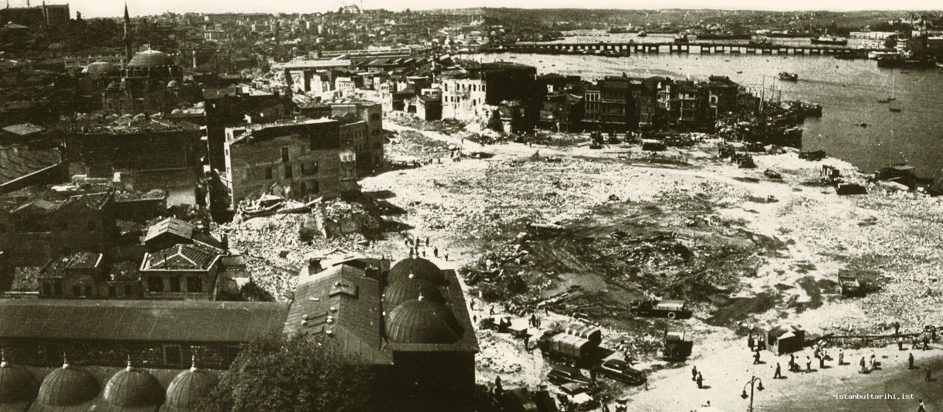 4- Eminönü Square was also dealt with during the years of Democrat Party rule. The photograph was taken soon after the fish market which had been on the coast of the Golden Horn was demolished. A while later, the construction of the road between Eminönü and Unkapanı began. (<em>İstanbul’un Kitabı</em>)