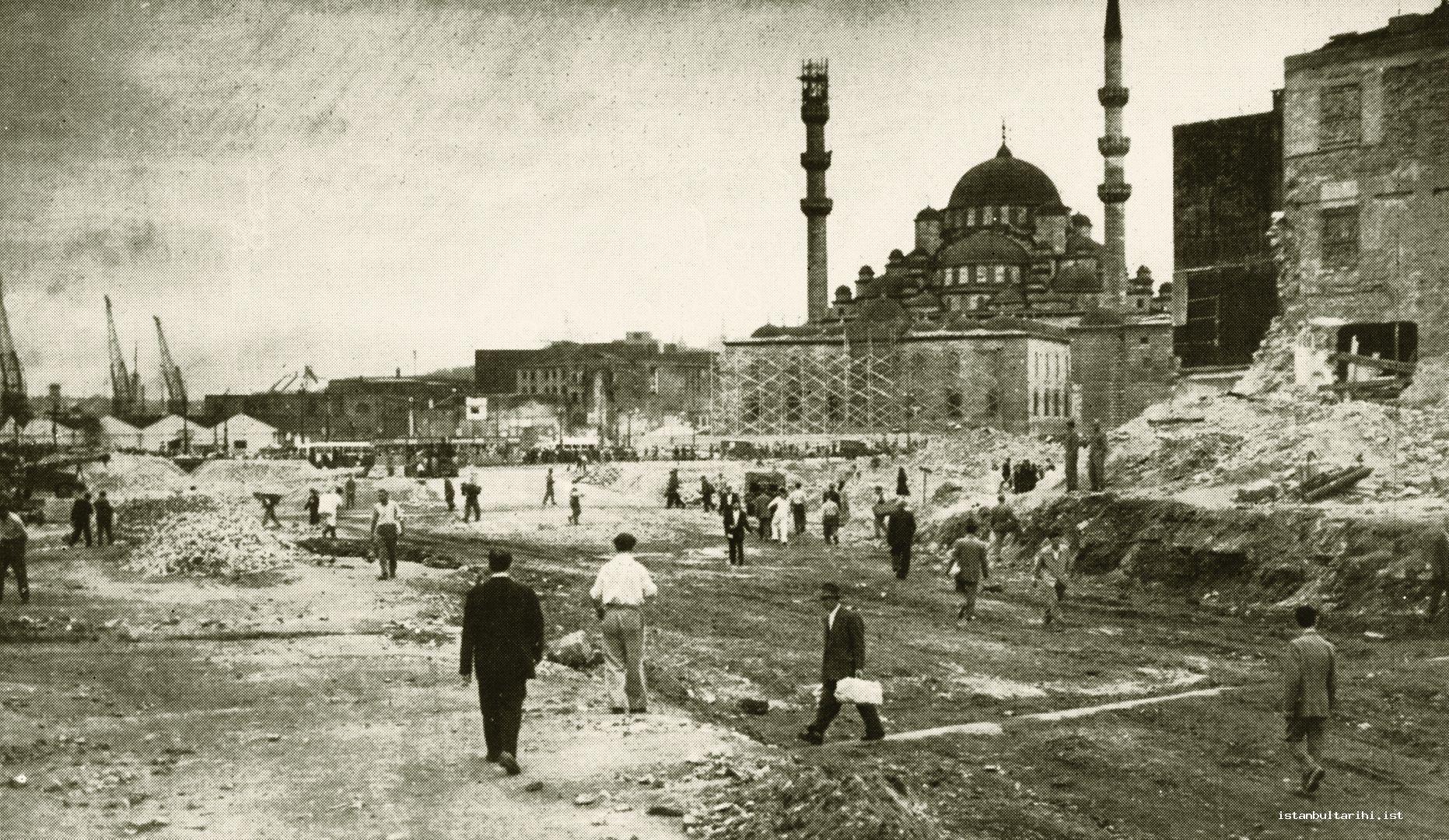 8- A scene from the street between Eminönü and Unkapanı after the demolition of Fish Market. The empty space in the front used to be occupied by Fish Market, one of  the colorful corners of old Istanbul.