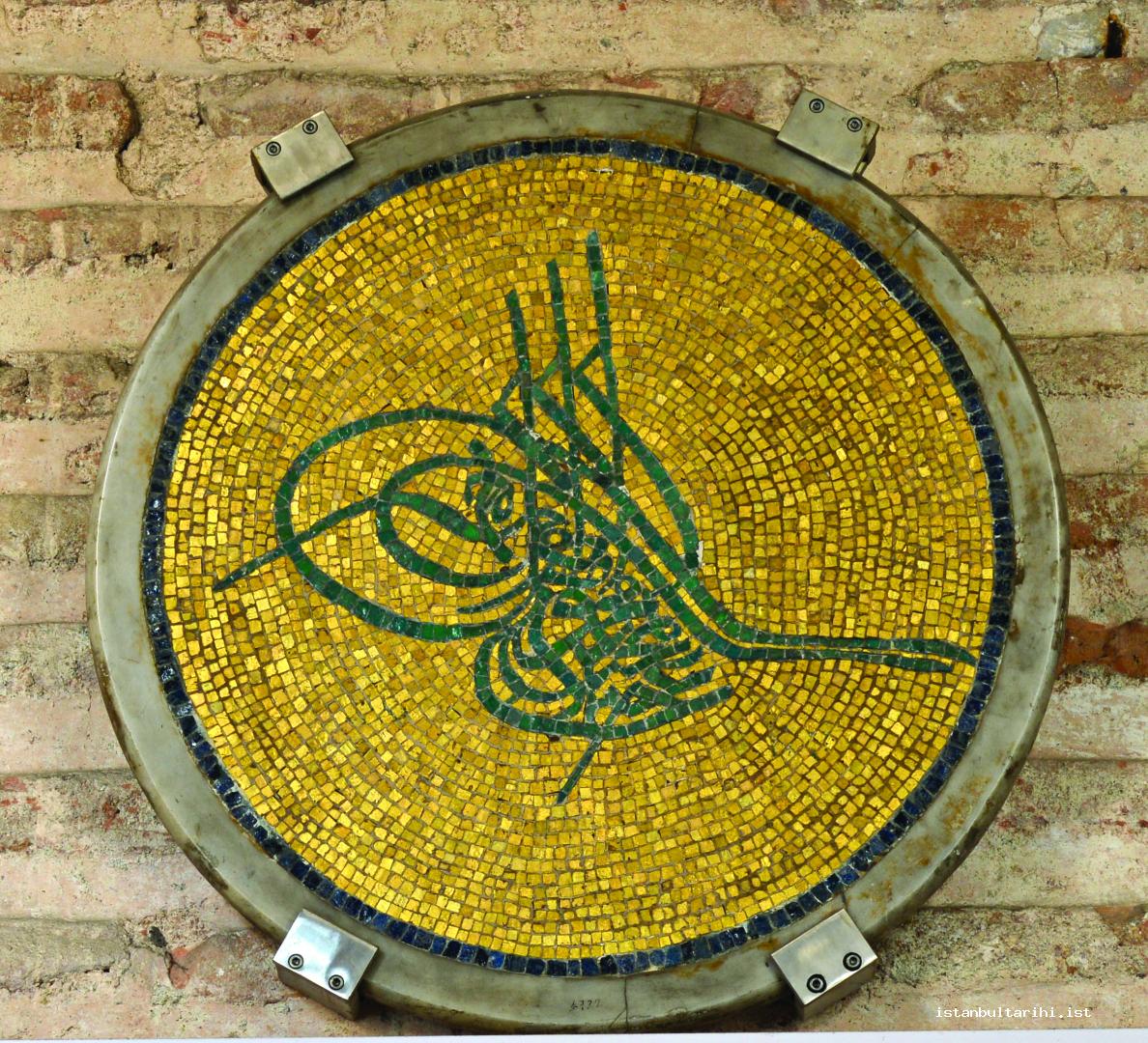 13- After he finished restoration of Ayasofya Mosque, Fossati had the Italian mosaic master Lanzoni who had been brought from Italy upon Sultan Abdülmecid’s request
    made the sultanate signature seen above from the mosaic pieces fell from Ayasofya during its restoration. This sultanate signature which was taken down from its place
    after Ayasofya was turned into a Museum was put back to its old place during the presidency of A. Haluk Dursun.