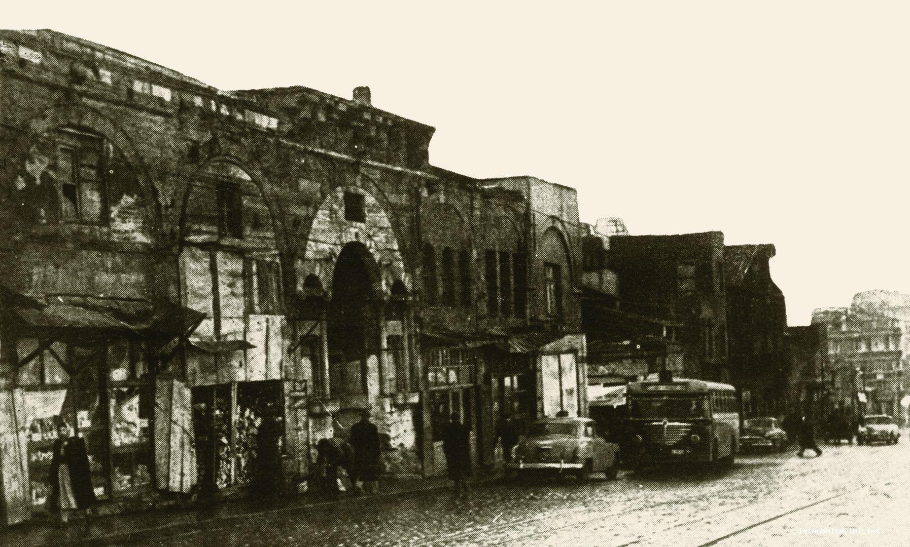 10a- Photographs taken during the works of expansion of Ordu Avenue which connects Beyazıt to Aksaray. In order to broaden the Avenue, parts of the magnificent works of Simkeşhane and Süleyman Paşa Han were destroyed and the remaining pieces of a victory arch from the period of Roman Empire was found.