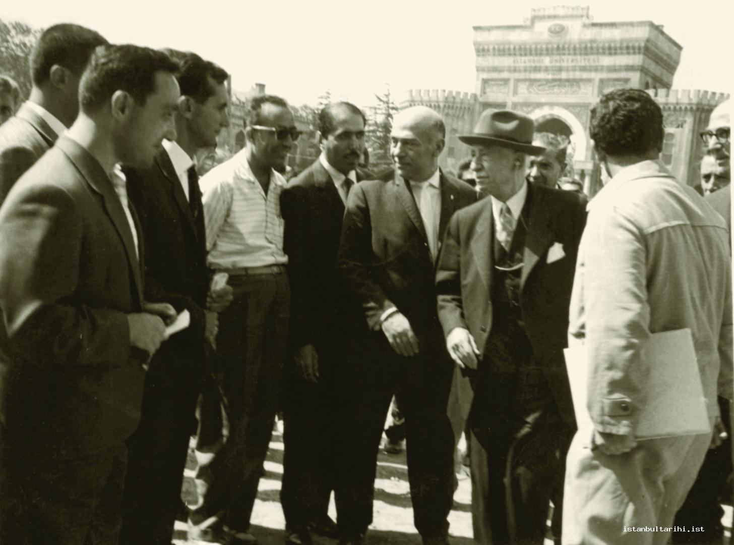 2- A scene from briefing Prime Minister İsmet İnönü by the authorities when he  visited Istanbul during the days of Beyazıt Square pedestrianization project. The   fifth person from the left is Turgut Cansever who was the architect of the project.