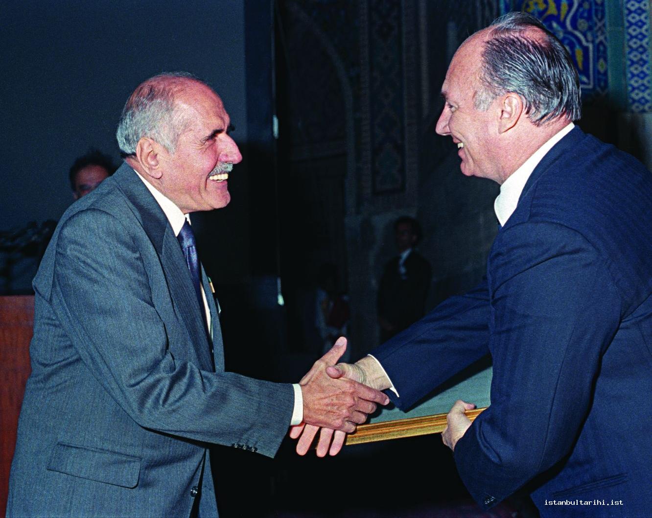 4- Turgut Cansever while getting his award from Ağa Han    