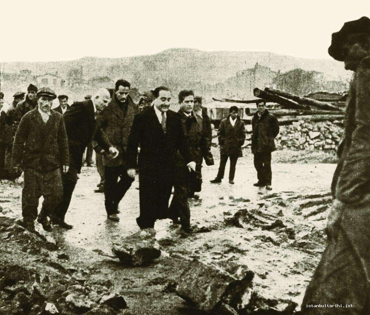 7b- Prime Minister Adnan Menderes while inspecting the works on site (<em>İstanbul’un Kitabı</em>)