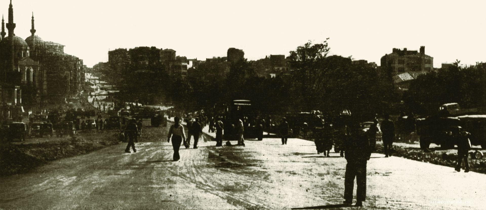 9- Millet Avenue which was opened during the ruling of Democrat Party. After starting at Topkapı, it passes through Şehremini, Çapa, Taşkasap and reaches Aksaray Square and from there connects to Vatan Avenue. During the construction of this avenue many historical monuments along with districts were disappeared. (<em>İstanbul’un Kitabı</em>)