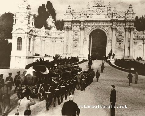 https://istanbultarihi.ist/assets/uploads/files/cilt-2/cumhuri%CC%87yet-donemi%CC%87nde-i%CC%87stanbulda-si%CC%87yasi%CC%87-olaylar/10-ataturkun-tabutu-dolmabahce-sarayi-muayede-salonunda-ustte-tabutun-salondan-c.jpg