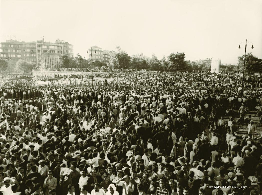 13- A demonstration in Istanbul before May 27
