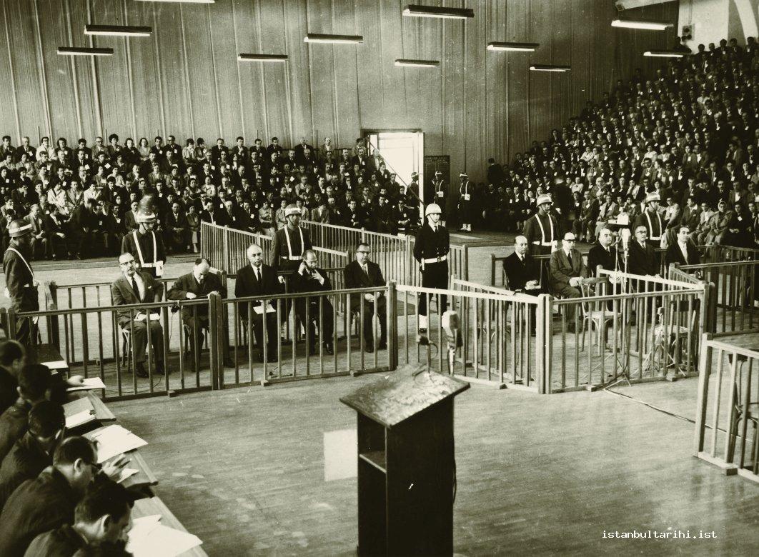 15a- Prime Minister Adnan Menderes and his friends defending themselves at Yassıada trials (Istanbul Metropolitan Municipality, Atatürk Library)