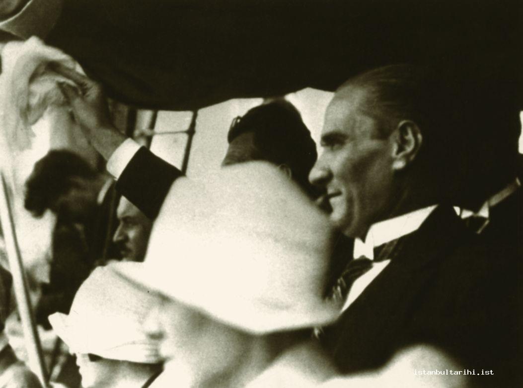 5- Mustafa Kemal Atatürk greeting those who came to welcome him in his first visit to Istanbul
