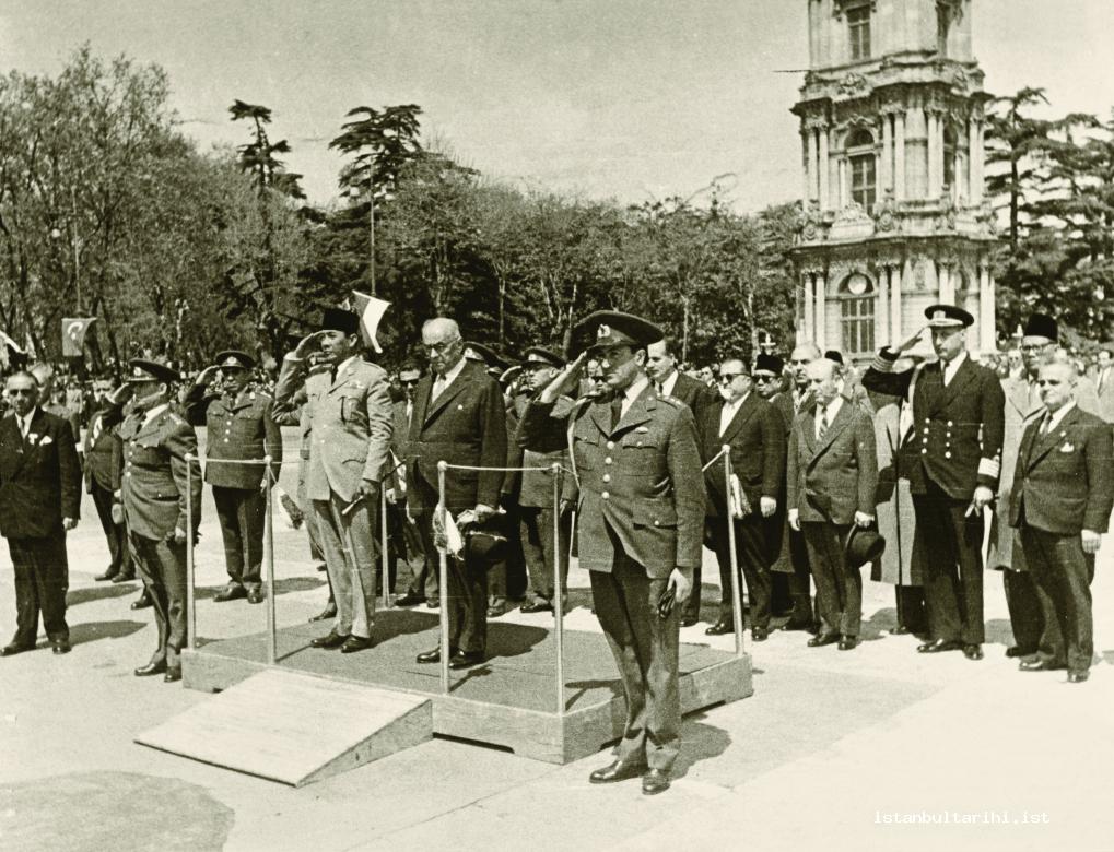 4-Turkish President Celal Bayar and Indonesian President Sukarno saluting the ceremonial unit at the entrance of Dolmabahçe Palace during President Sukarno’s visit to Istanbul in 1959