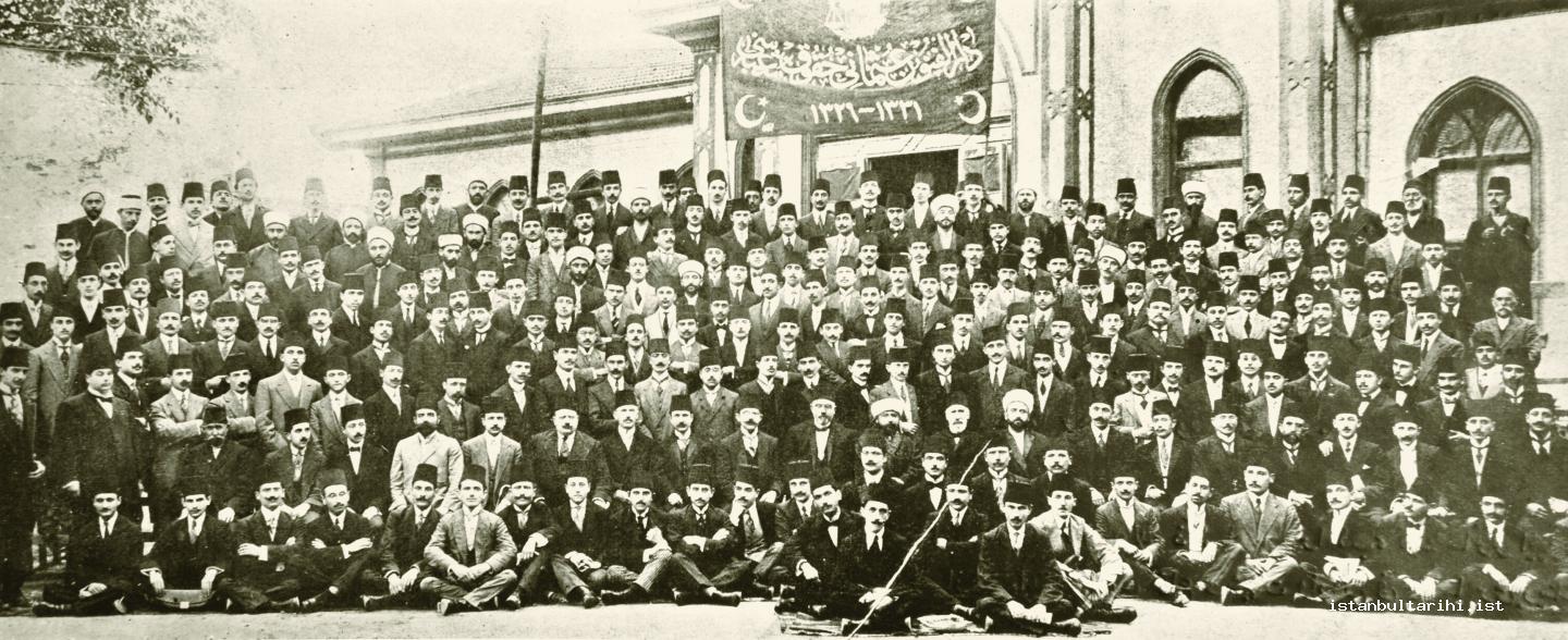 15- The instructors and students of the department of law in Darülfünun (Şehbal)