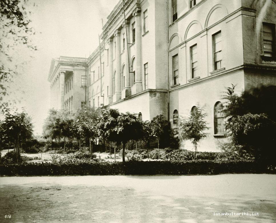 17- The building of the Ministry of Justice in Sultanahmet which was burned down in a fire in 1934 (Yıldız Albums)