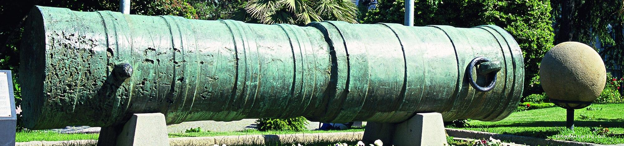 6- One of the cannons used in the siege of Istanbul and stone cannon balls (Military Museum) A
