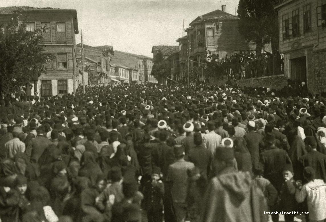 6- Rally organized at Üsküdar Doğancılar to protest the occupation of Izmir (Üsküdar Municipality Archives)