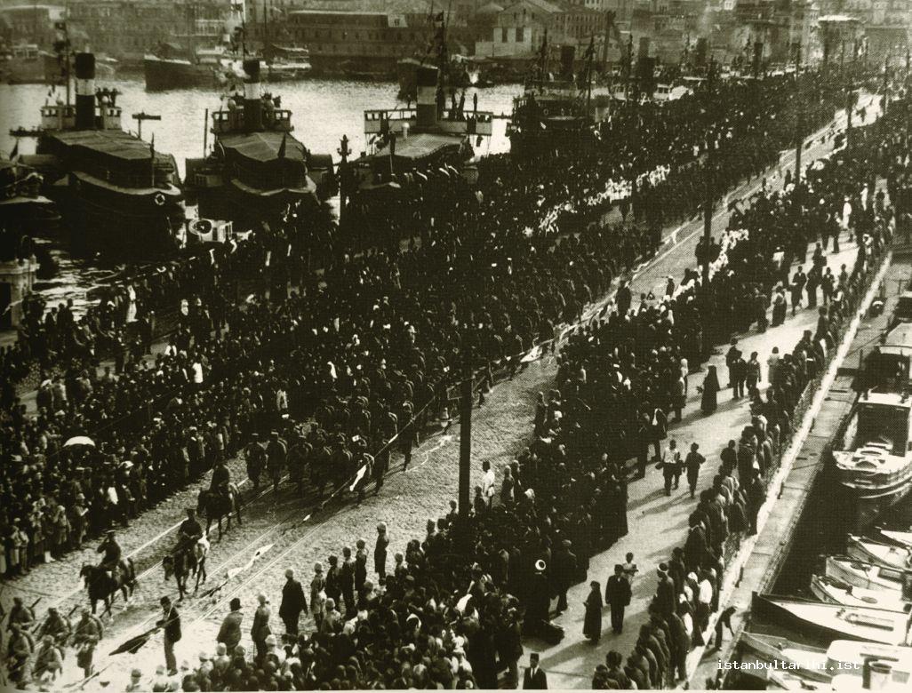7- Occupation forces leaving Istanbul (Istanbul Metropolitan Municipality, Atatürk Library