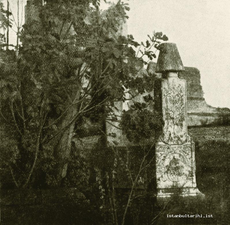 11- The grave of Alemdar Mustafa Paşa who was killed in the riot that took
    place November 15, 1808 and whose body was thrown into a well near Yedikule.
    His grave is near the well where his body was thrown into