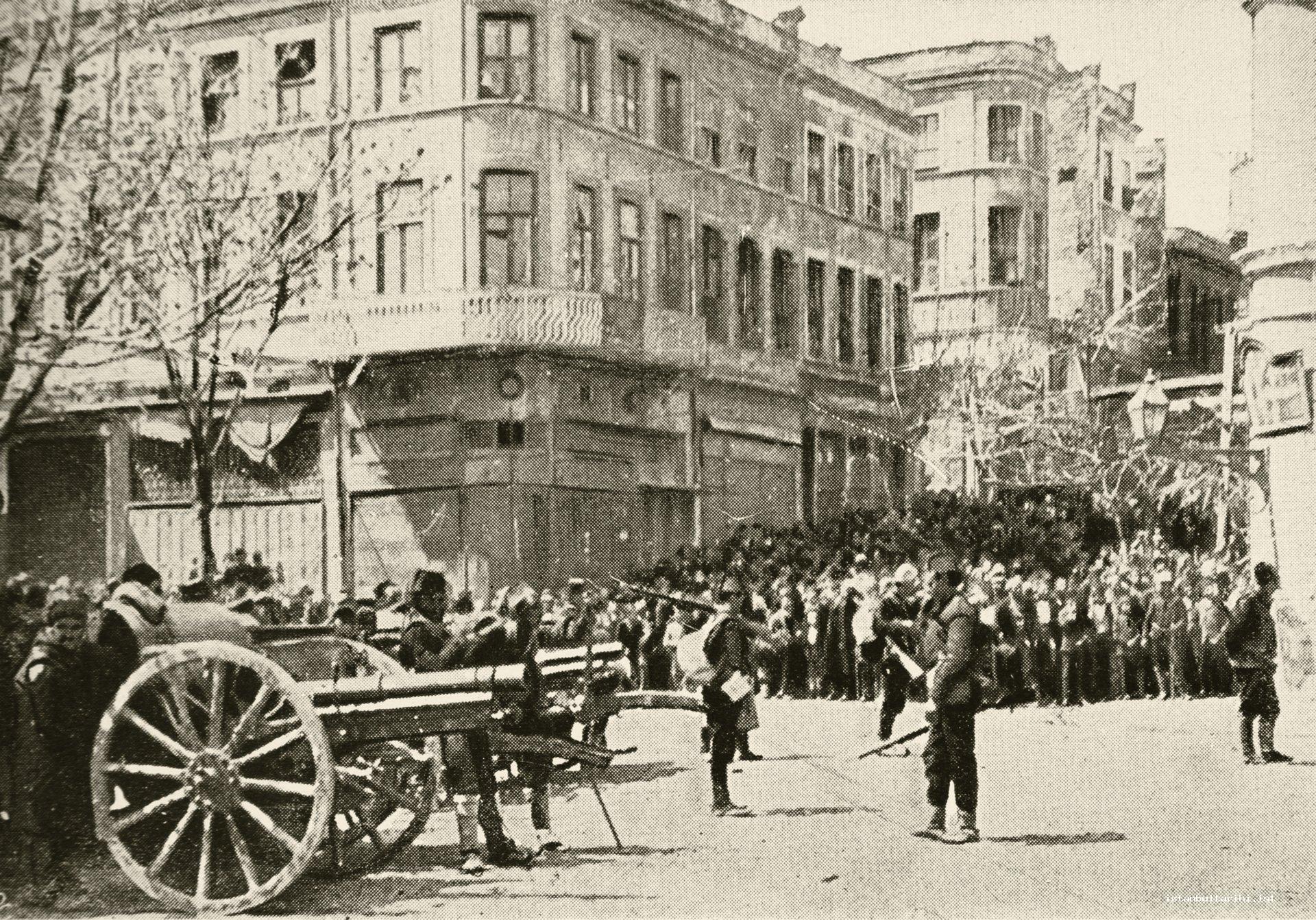 36- The Action Army in the streets of Istanbul, d. The artillery units of the Action Army (<em>Resimli Kitap</em>)