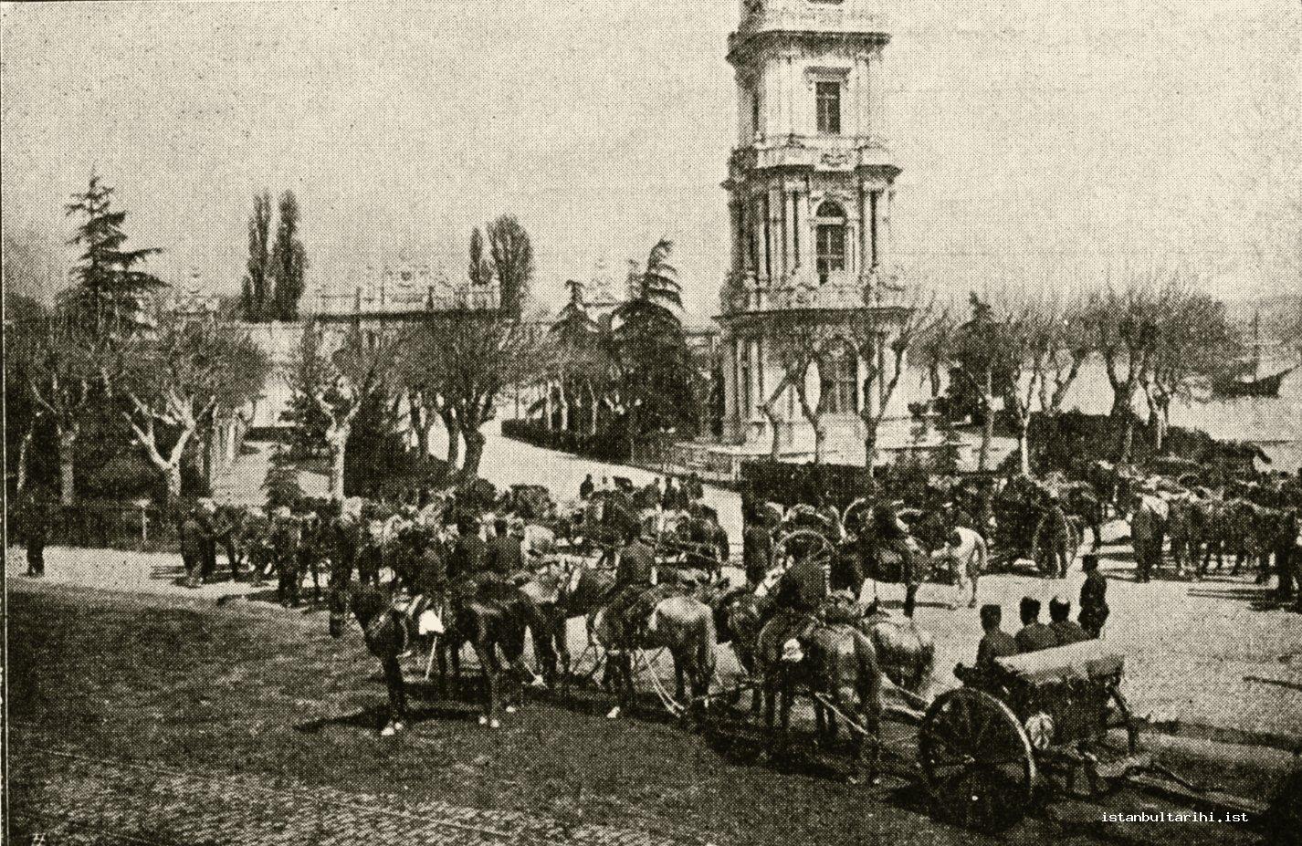 36- The Action Army in the streets of Istanbul, e. The artillery units in front of Dolmabahşe Clock Tower (<em>Resimli Kitap</em>)
