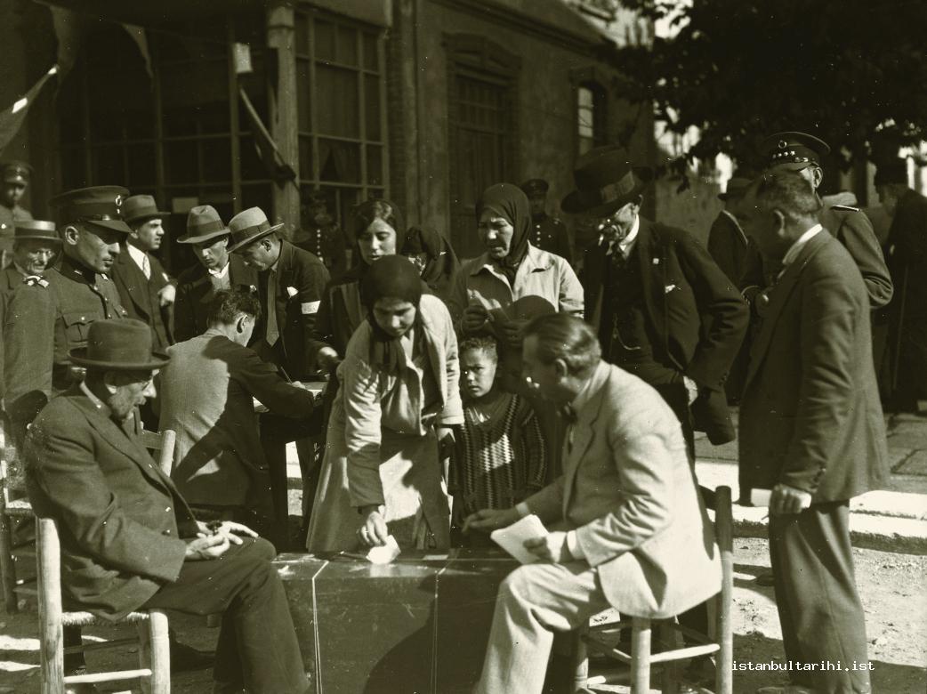 11- Ballot boxes in Istanbul and the act of casting votes (October 13, 1930) (Istanbul Metropolitan Municipality, Kültür A.Ş.) B