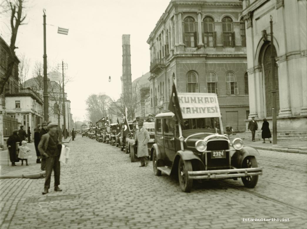 12- Ballot boxes from Kumkapı district being transferred to Eminönü governorship in order to be opened (April 13, 1931) (Istanbul Metropolitan Municipality, Kültür A.Ş.)