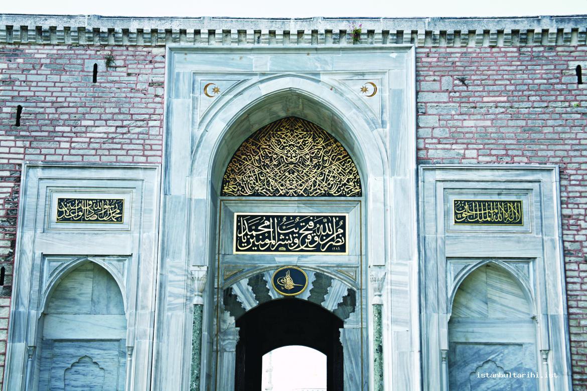 1- The first gate of Topkapı Palace: Bab-ı Hümayun. The inscription over the gate reads as “This
    sacred castle was built by Sultan Mehmed Han, the son of Sultan Murad Han, the sultan of the lands
    and seas, the shadow of Allah, and the conqueror of Istanbul in November 1478.” The verse meaning
    “help from Allah and a victory soon to come” (al-Saff, 61: 13) is written right above the gate and the
    proclamation of faith on both sides of it.
    