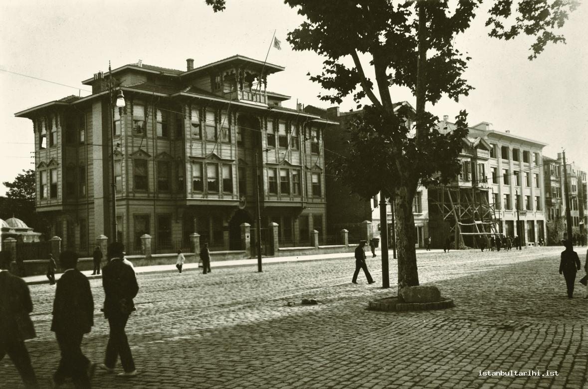 13- Eminönü office of Istanbul Prefecture (Istanbul Metropolitan Municipality, Atatürk Library)