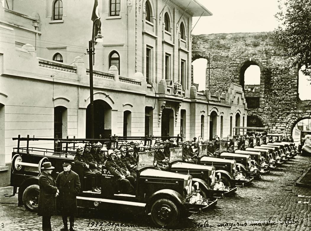 10a- The firefighting vehicles and fire fighters standing by in front of fire department, 1932 (Istanbul Metropolitan Municipality, Atatürk Library, Album no. 244)